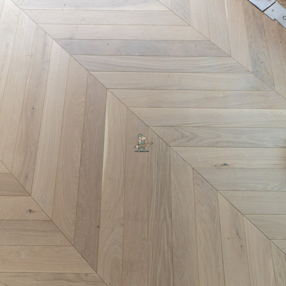 Nevada 14/3 x 90mm Smooth Pale Invisible Oak Chevron Engineered Flooring